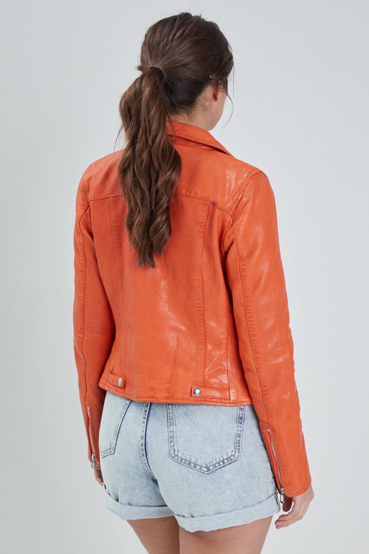 Vivid orange lambskin jacket, slim-cut and supple for effortless chic. - Image n°2