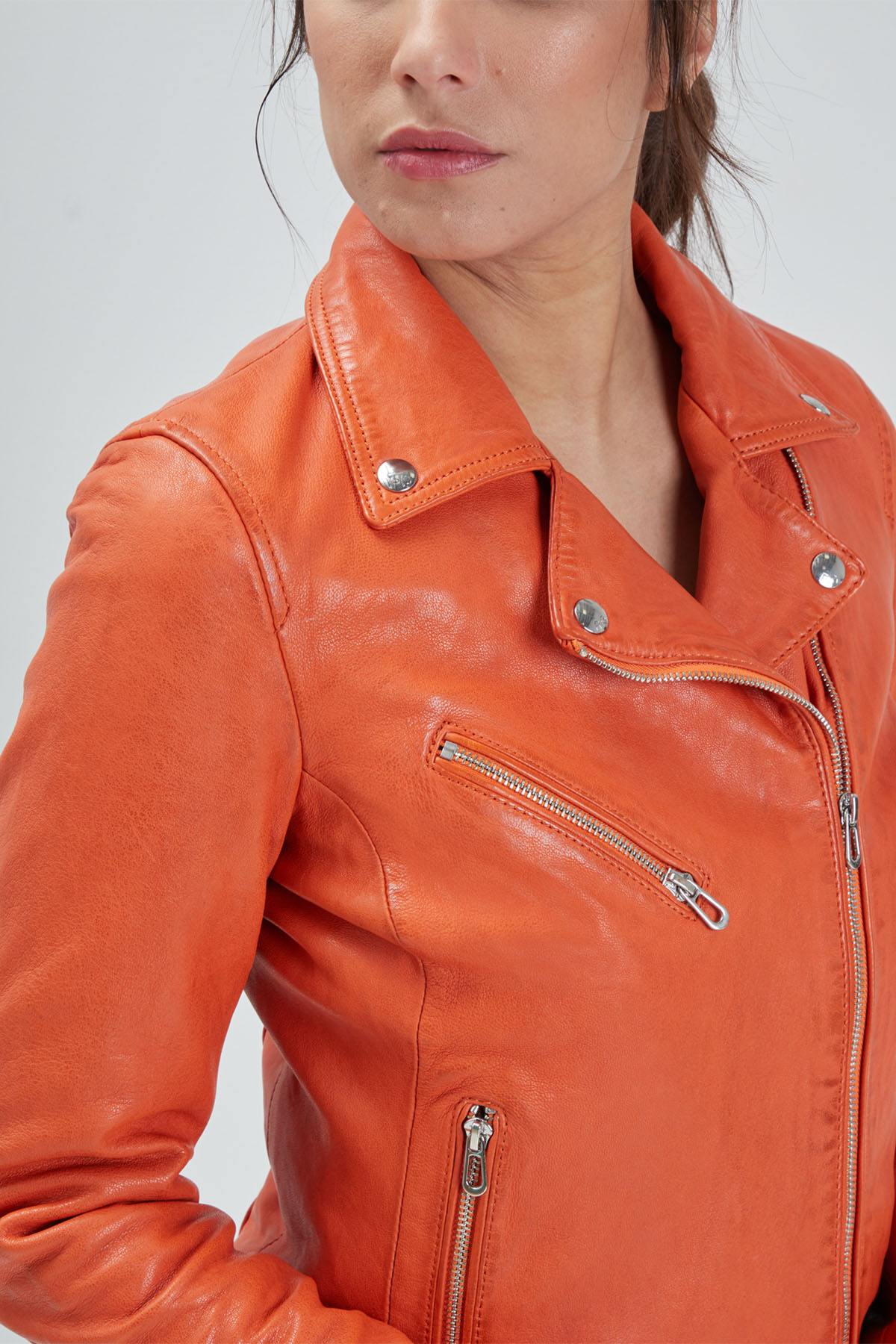 Vivid orange lambskin jacket, slim-cut and supple for effortless chic. - Image n°4