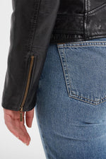 Supple sheep leather perfecto, sharp lines. Minimalist and feminine. - Image n°7