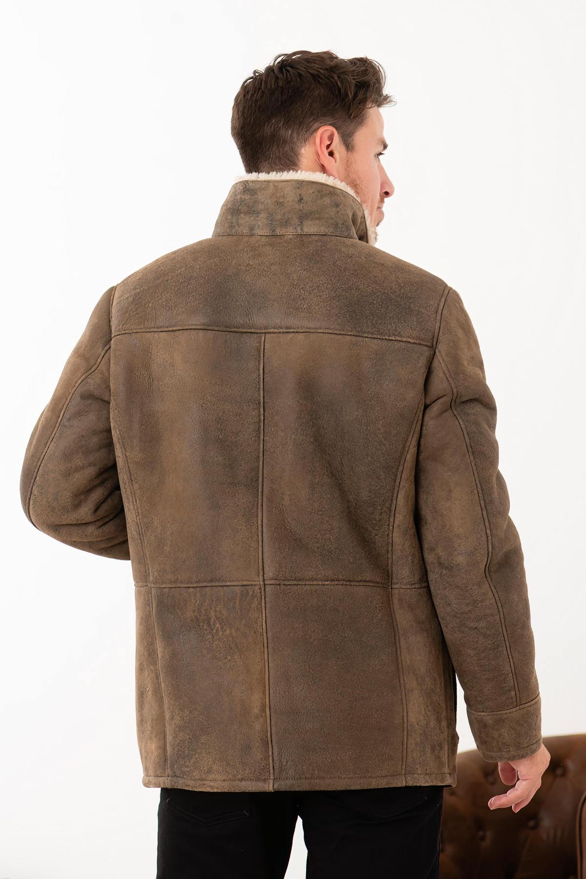 Sand-hued shearling with an aged finish. Soft, warm, and timeless. - Image n°5
