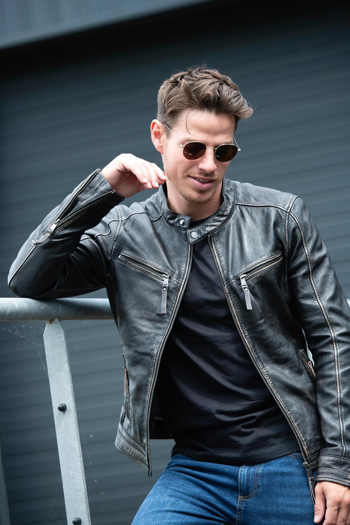 Aged-black sheep leather jacket. Slim fit, zipped pockets and cuffs. - Image n°2