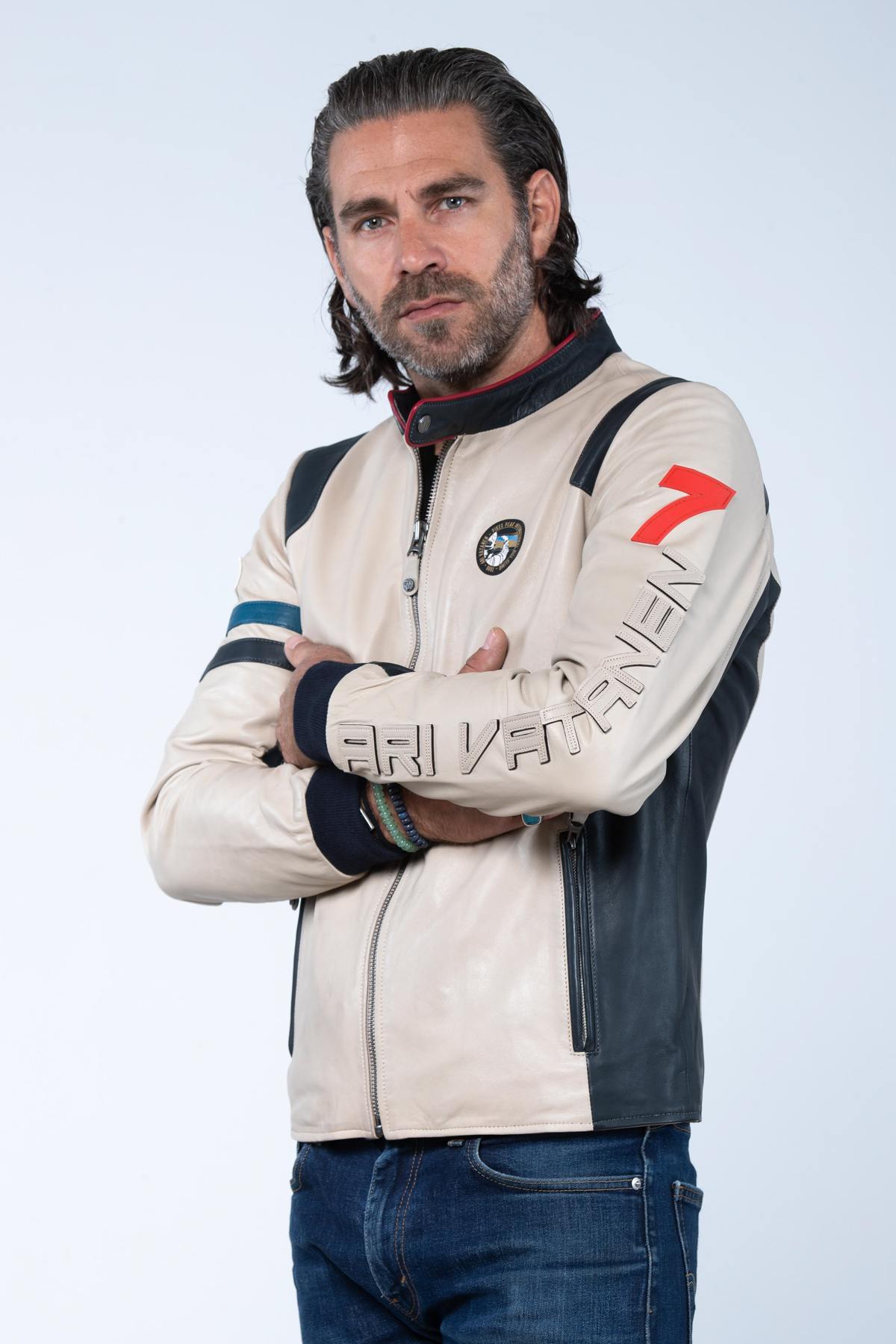 Ari Vatanen's 1988 Pikes Peak legacy in ecru sheepskin. Timeless racing spirit. - Image n°3