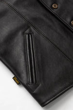 Rugged cowhide waistcoat with western yokes and a sleek, modern cut. - Image n°7