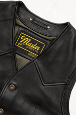 Rugged cowhide waistcoat with western yokes and a sleek, modern cut. - Image n°5