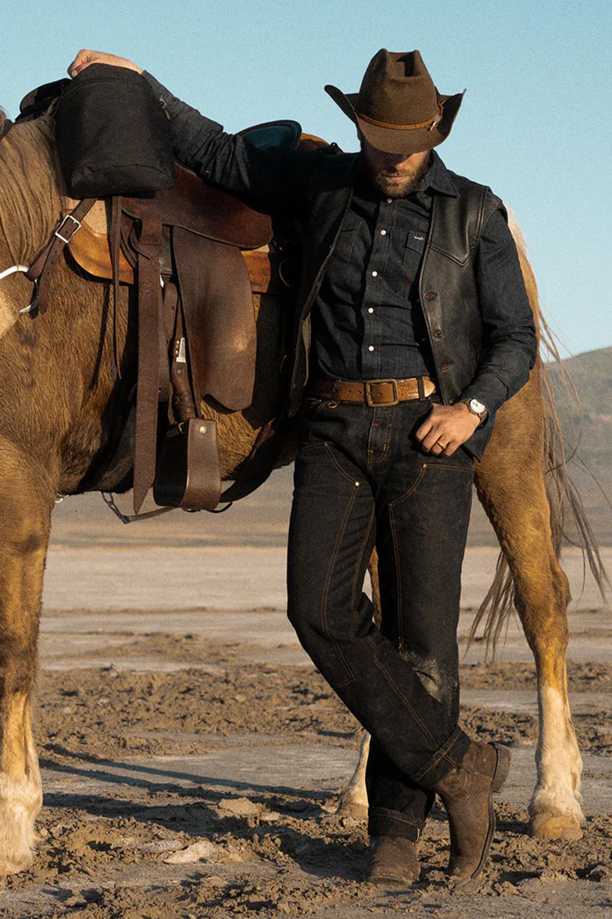 Rugged cowhide waistcoat with western yokes and a sleek, modern cut. - Image n°3