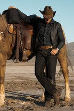 Rugged cowhide waistcoat with western yokes and a sleek, modern cut. - Image n°3
