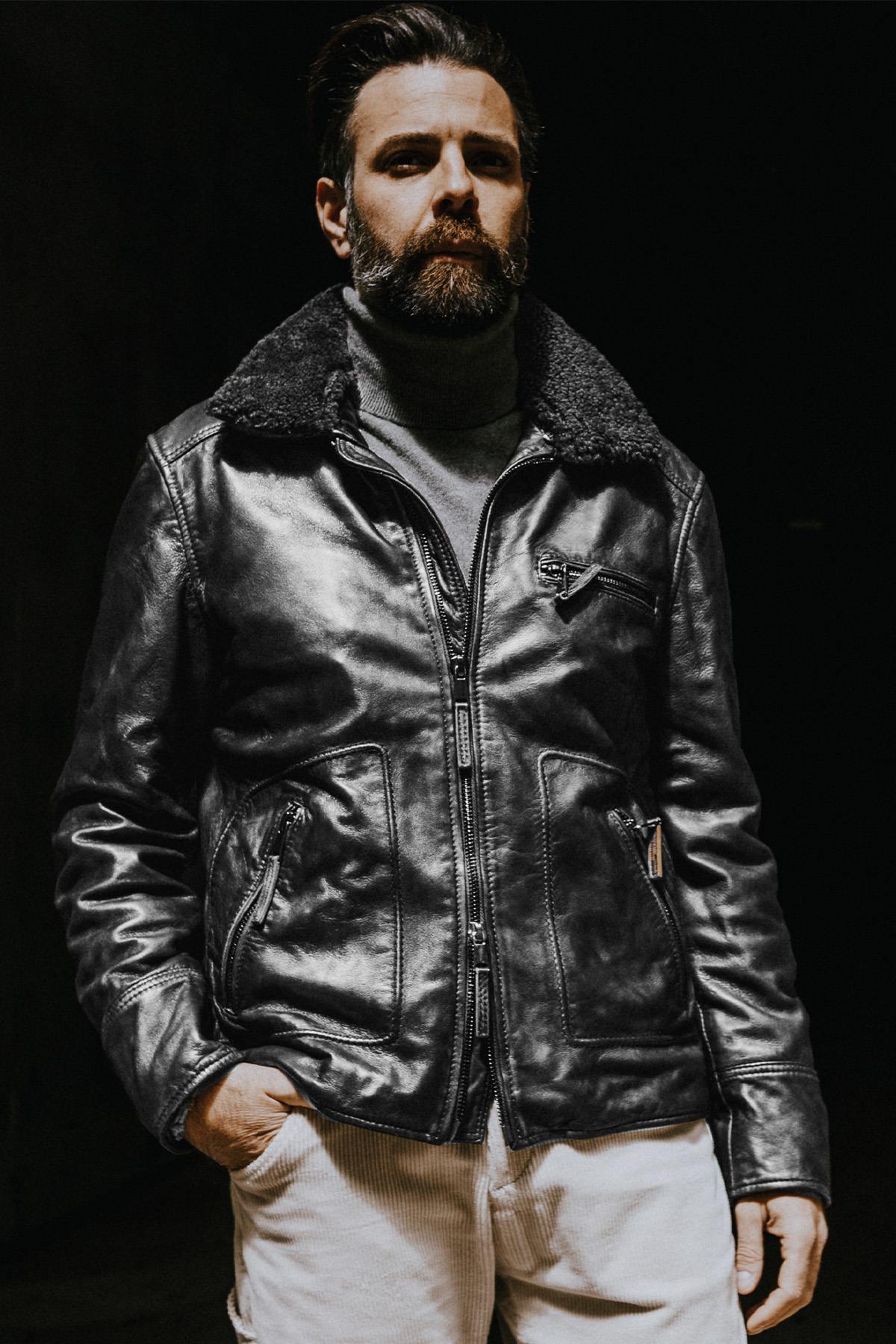 Aged black sheepskin aviator jacket with removable collar. - Image n°4