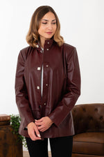 Burgundy lambskin jacket, pearlescent finish, slim and chic. - Image n°5