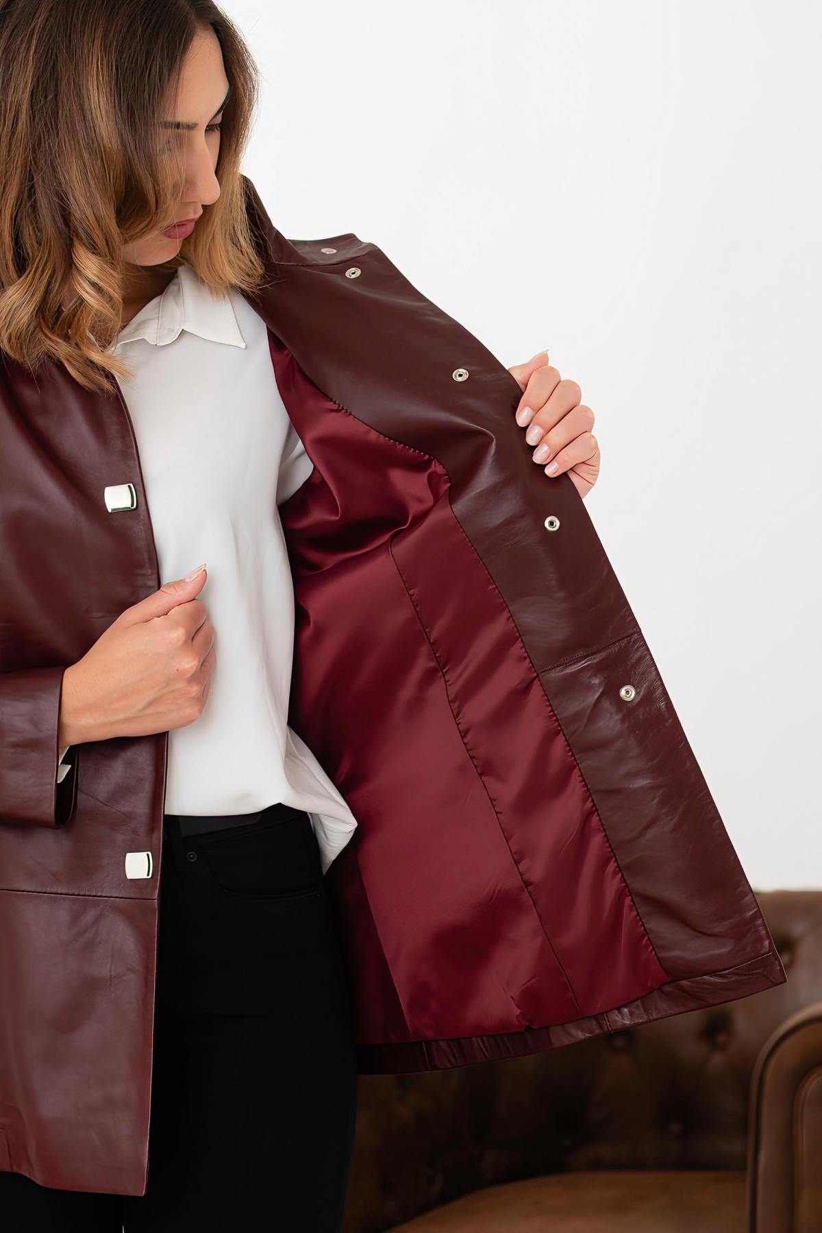 Burgundy lambskin jacket, pearlescent finish, slim and chic. - Image n°3