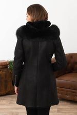 3/4 merino shearling coat with fox-fur-trimmed hood and nubuck finish. - Image n°2