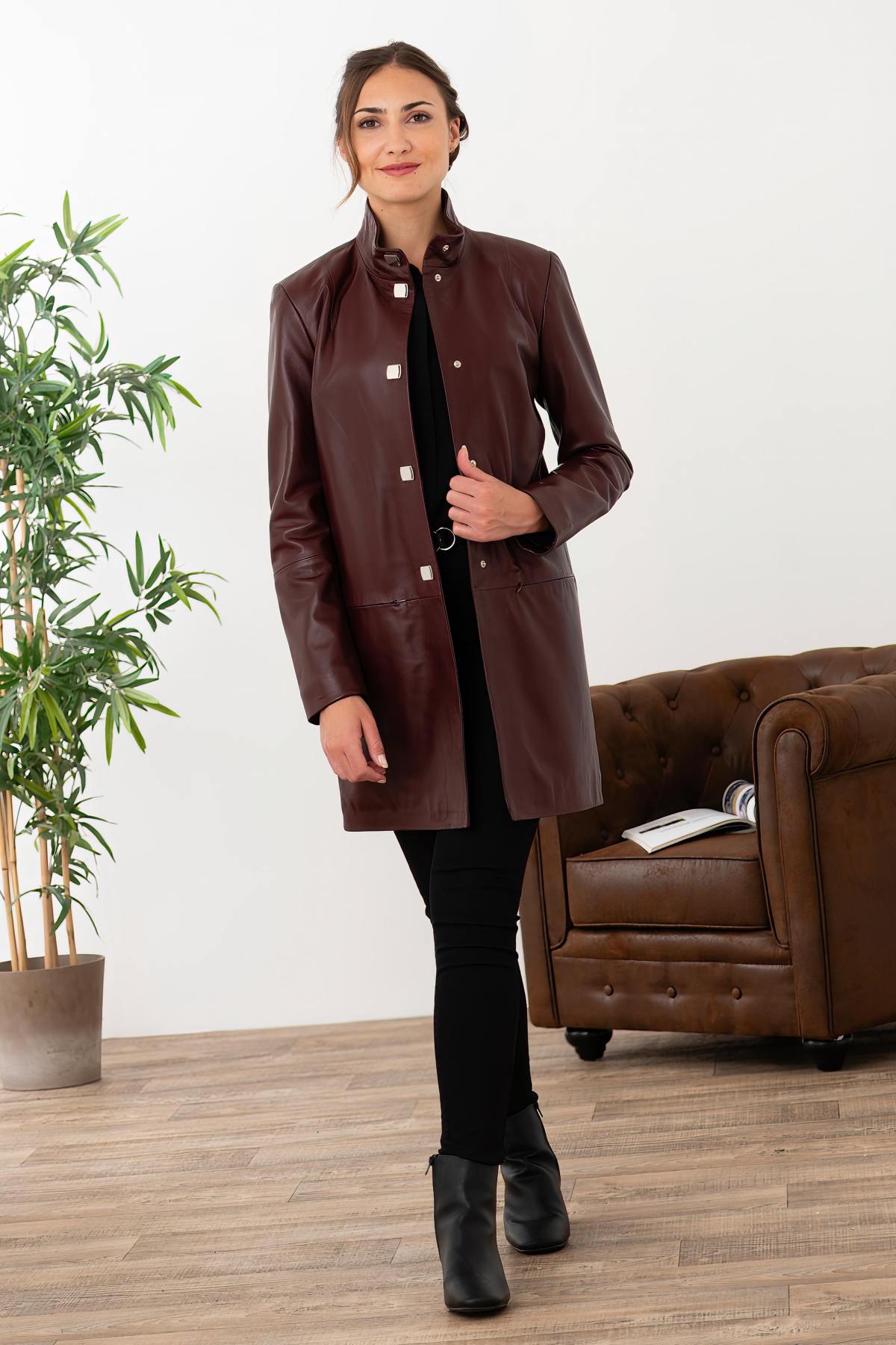 Bordeaux lambskin jacket, slim-fit and glossy for chic evenings. - Image n°2