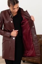 Bordeaux lambskin jacket, slim-fit and glossy for chic evenings. - Image n°4