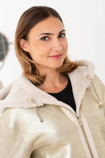 Shearling reversible jacket: cosy wool or bold gold-two looks in one. - Image n°9