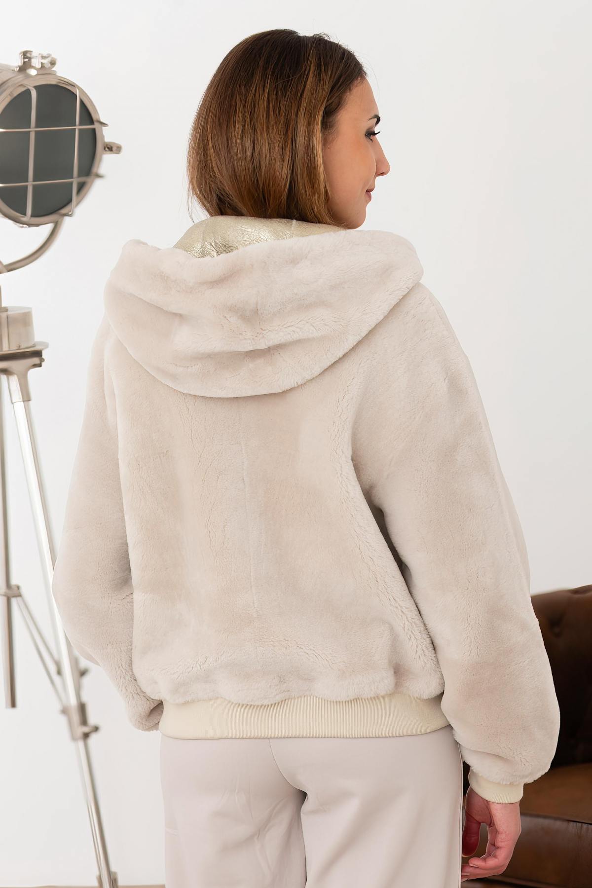 Shearling reversible jacket: cosy wool or bold gold-two looks in one. - Image n°6