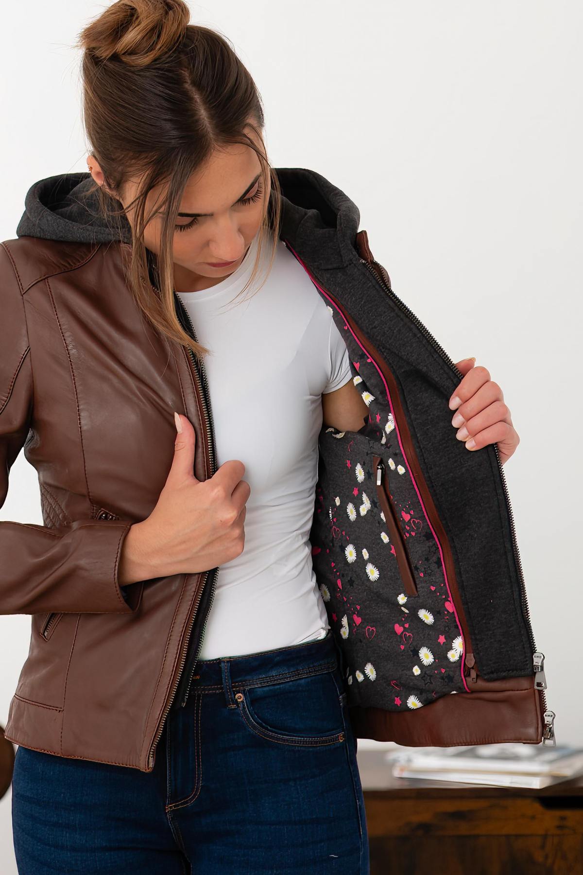 Effortlessly stylish cognac lambskin jacket with a detachable hood. - Image n°3