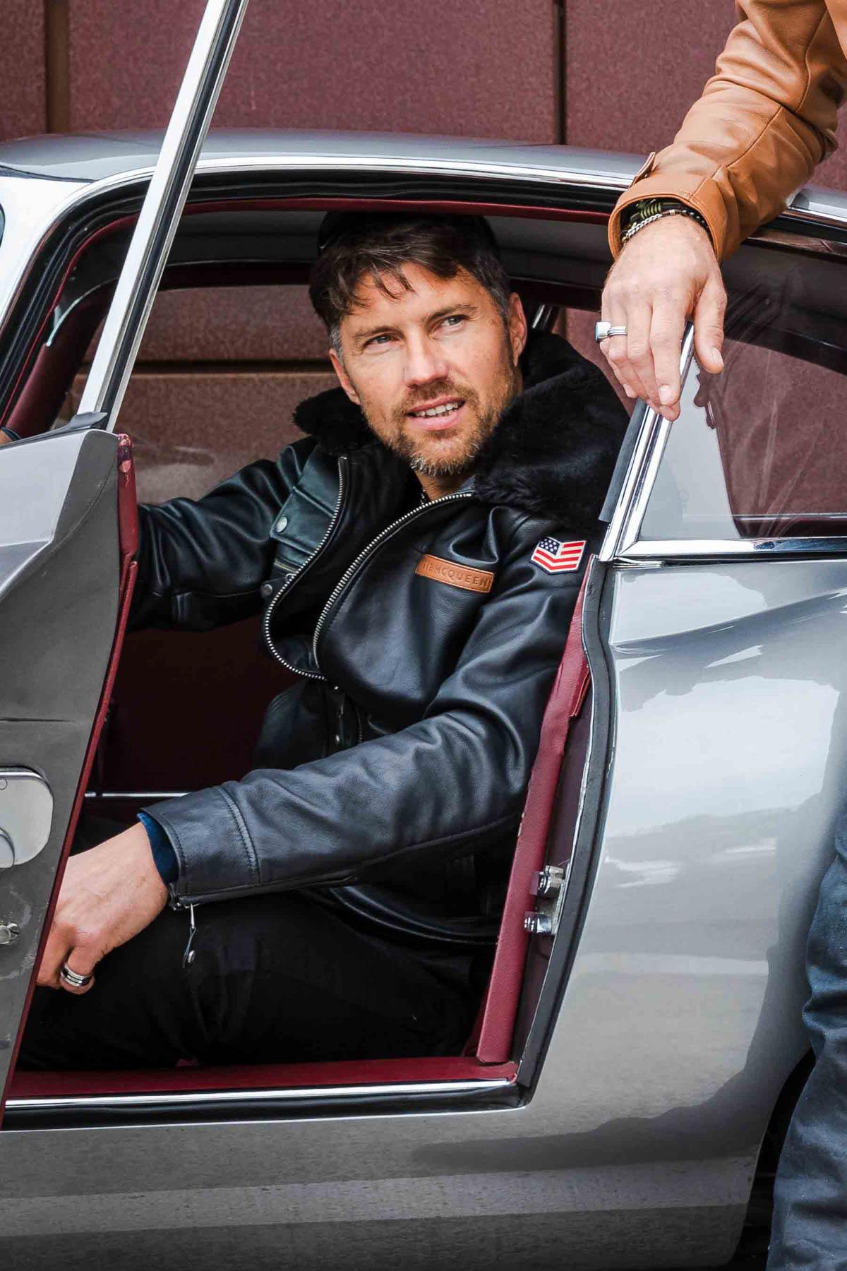 Steve McQueen black leather jacket with fur collar - Image n°6