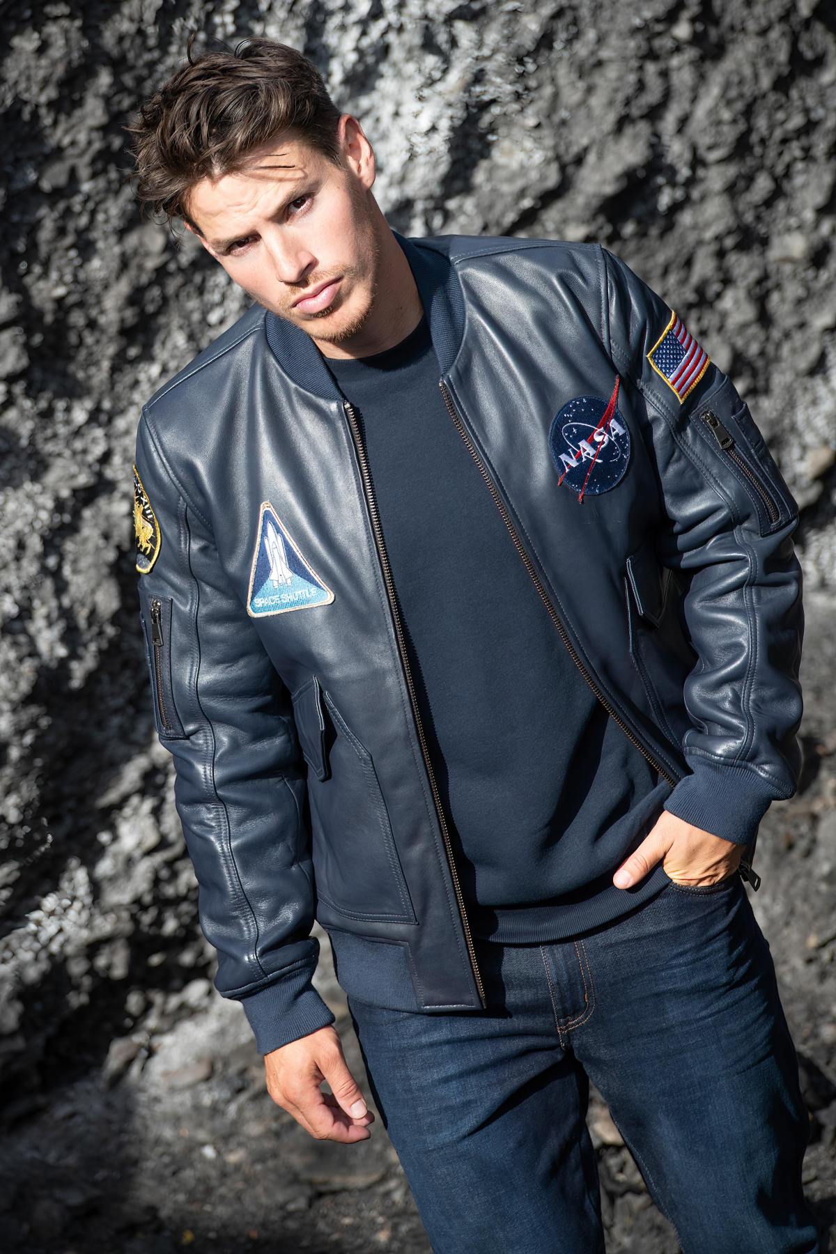 Limited-edition navy sheepskin jacket inspired by Apollo 13's legacy. - Image n°15