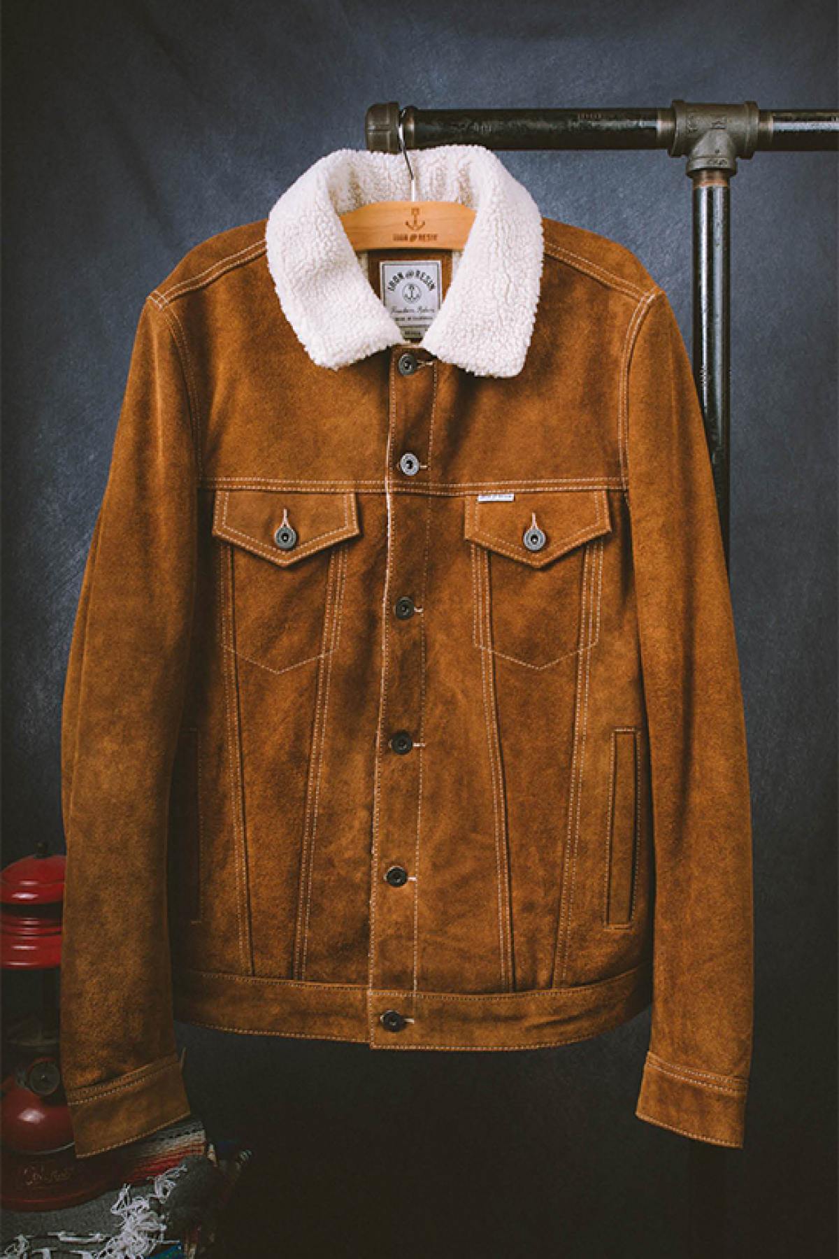 Heavy split cowhide in cognac. Sherpa-lined, slim fit, rugged warmth. - Image n°4