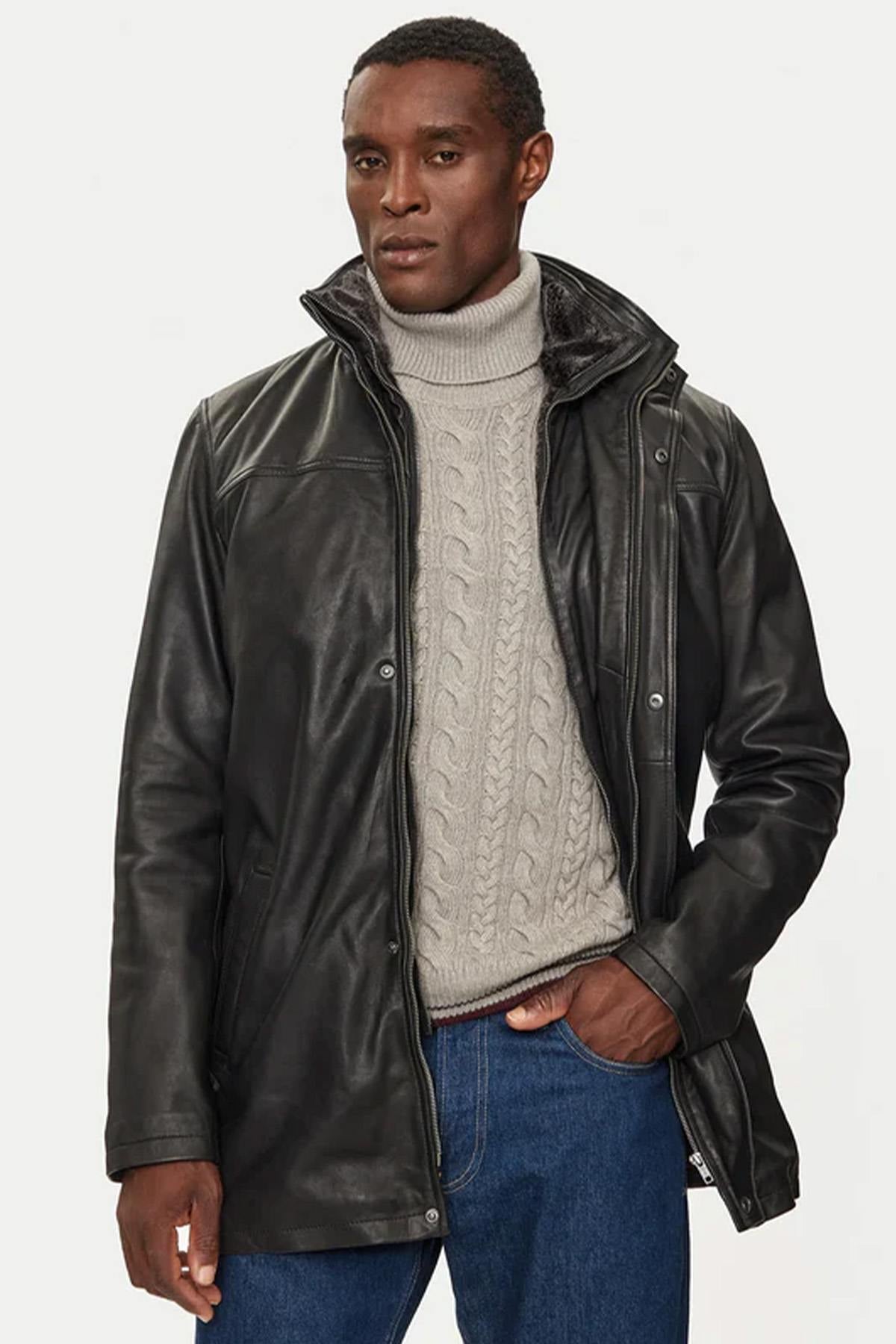 Black lambskin parka with detachable vegan-fur hood for urban warmth. - Image n°1