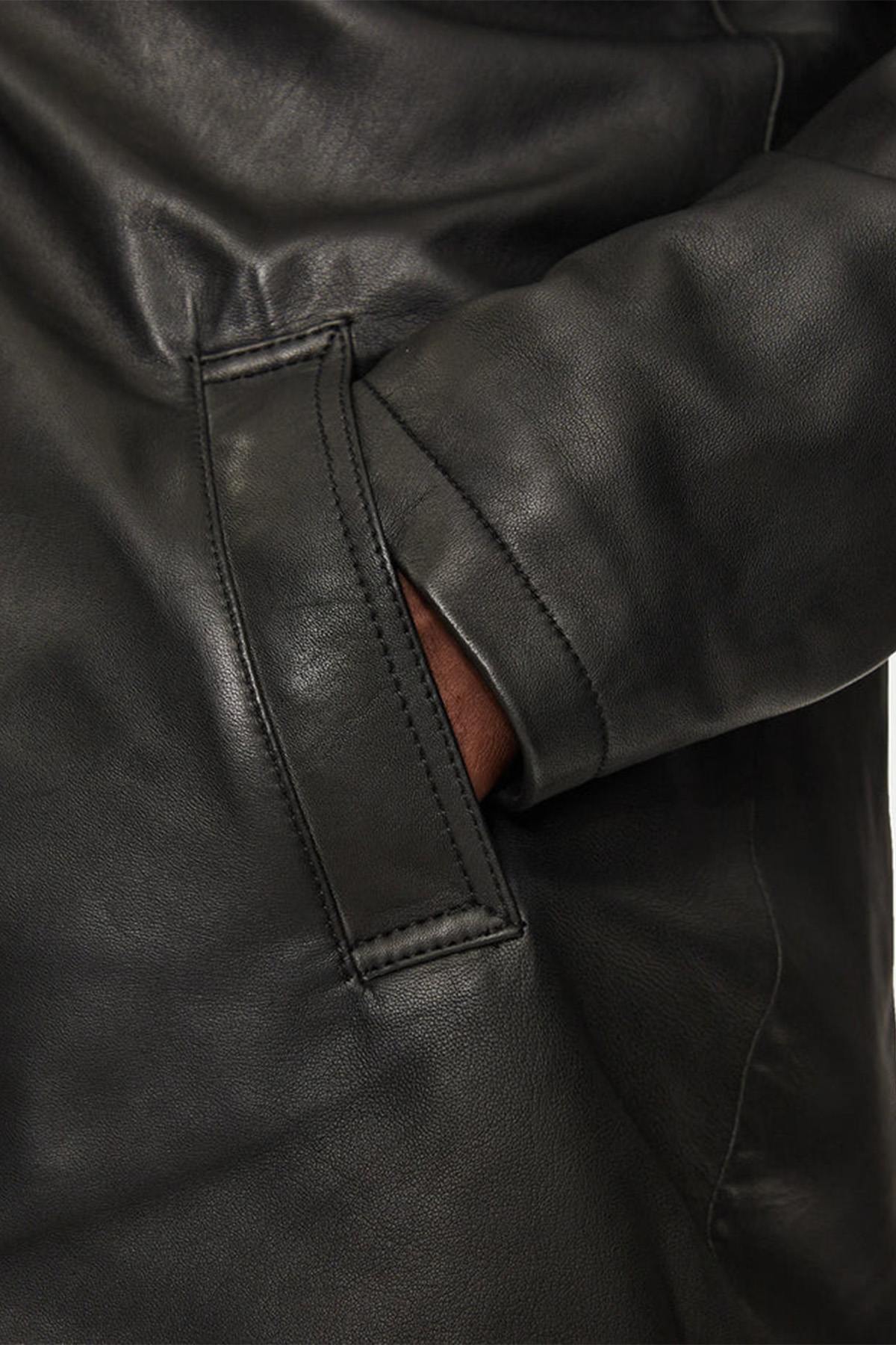 Black lambskin parka with detachable vegan-fur hood for urban warmth. - Image n°5