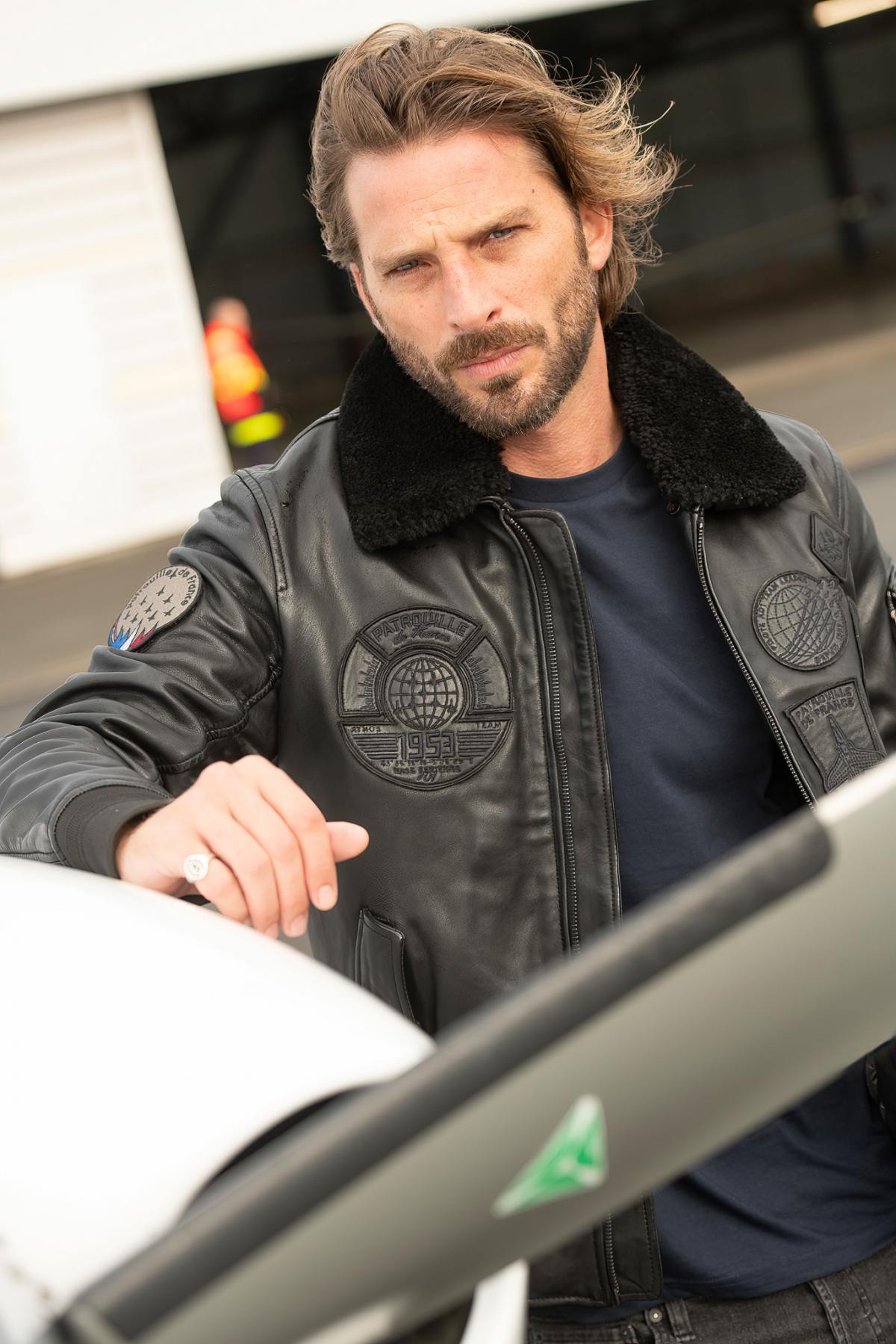 Black sheepskin aviator jacket with fur collar for warmth and style. - Image n°9
