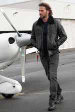Black sheepskin aviator jacket with fur collar for warmth and style. - Image n°3