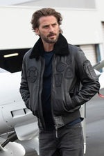 Black sheepskin aviator jacket with fur collar for warmth and style. - Image n°2