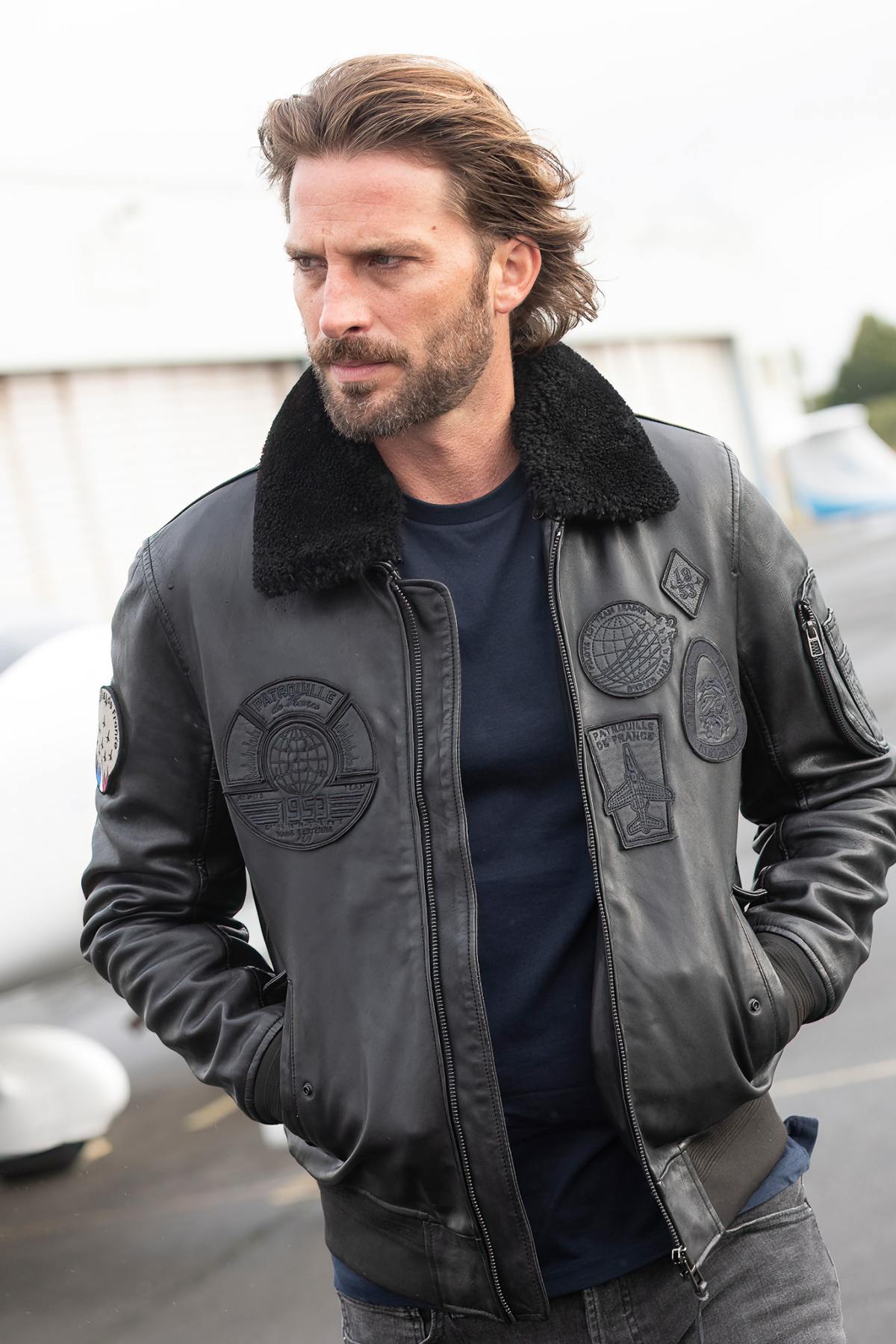 Black sheepskin aviator jacket with fur collar for warmth and style. - Image n°12