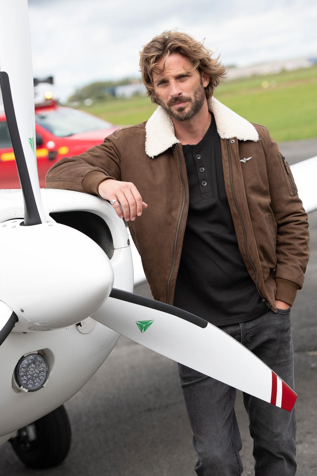 Suede sheepskin aviator in chocolate, Aeronautica Militare's classic. - Image n°2