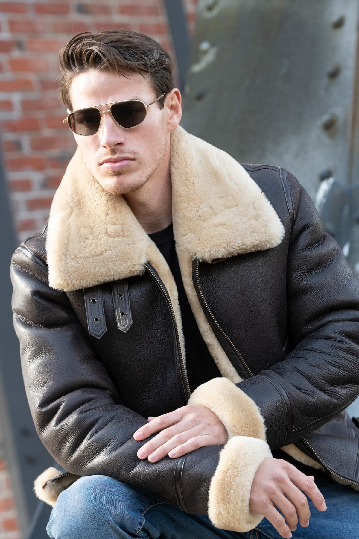 Brown sheepskin aviator bomber, beige shearling-lined with metal zip. - Image n°1