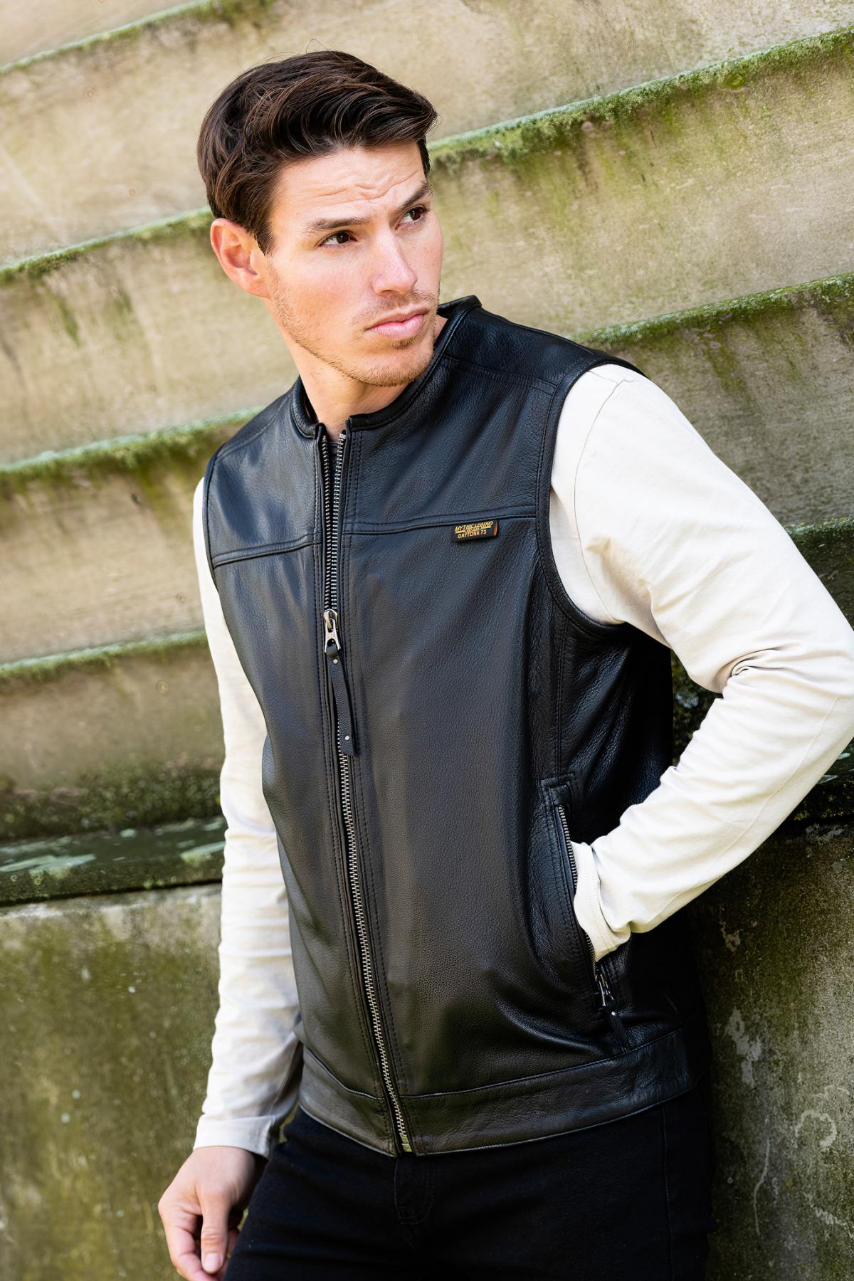 Black goat leather waistcoat, textured and adjustable for a sharp fit. - Image n°4