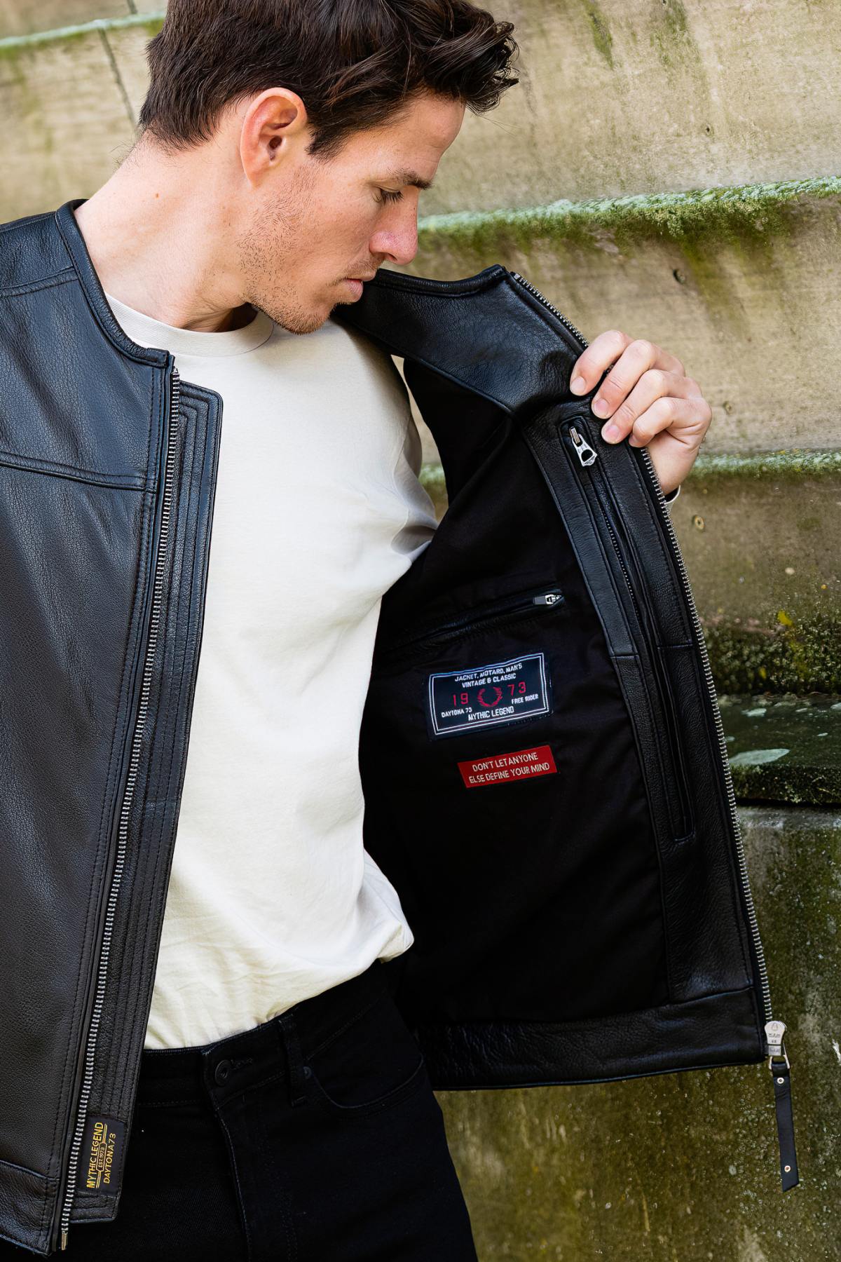 Black goat leather waistcoat, textured and adjustable for a sharp fit. - Image n°3