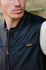 Black goat leather waistcoat, textured and adjustable for a sharp fit. - Image n°2