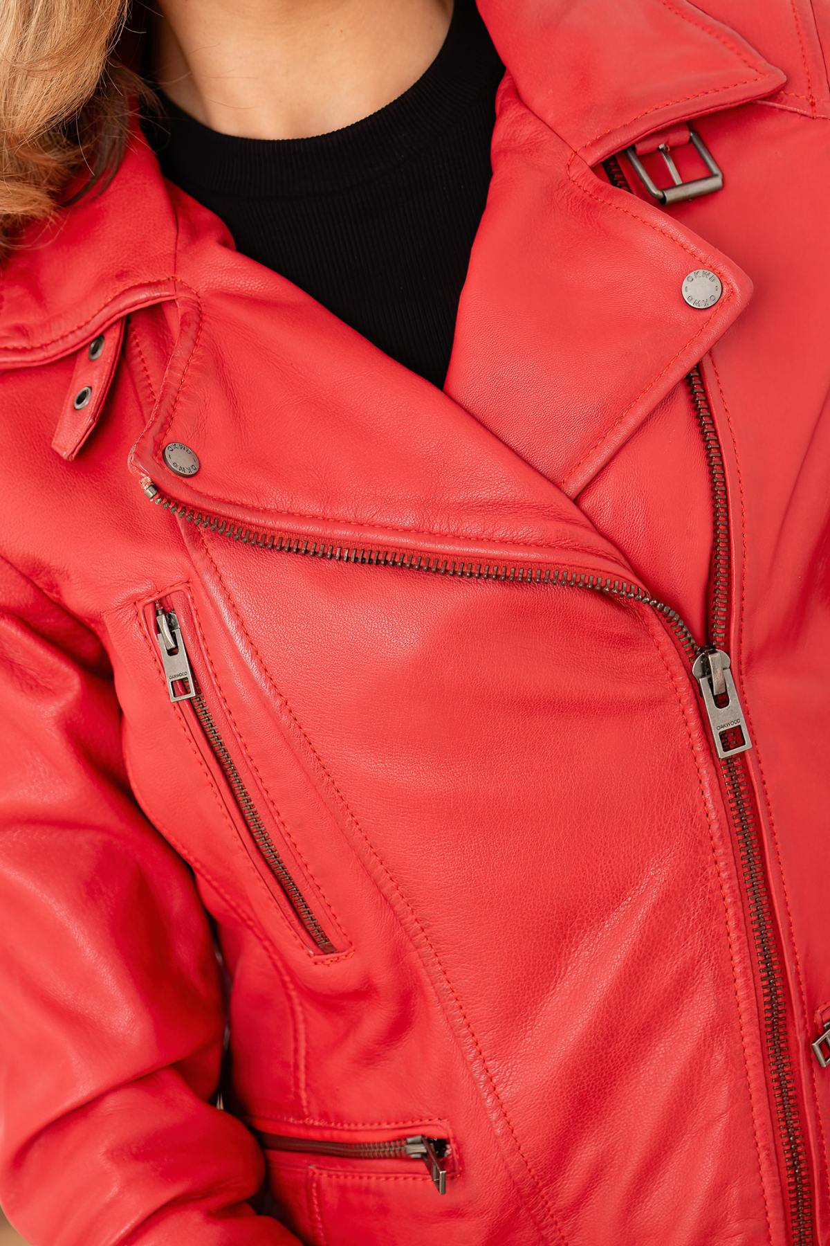 Fiery red perfecto in soft, vegetable-tanned sheepskin. - Image n°2