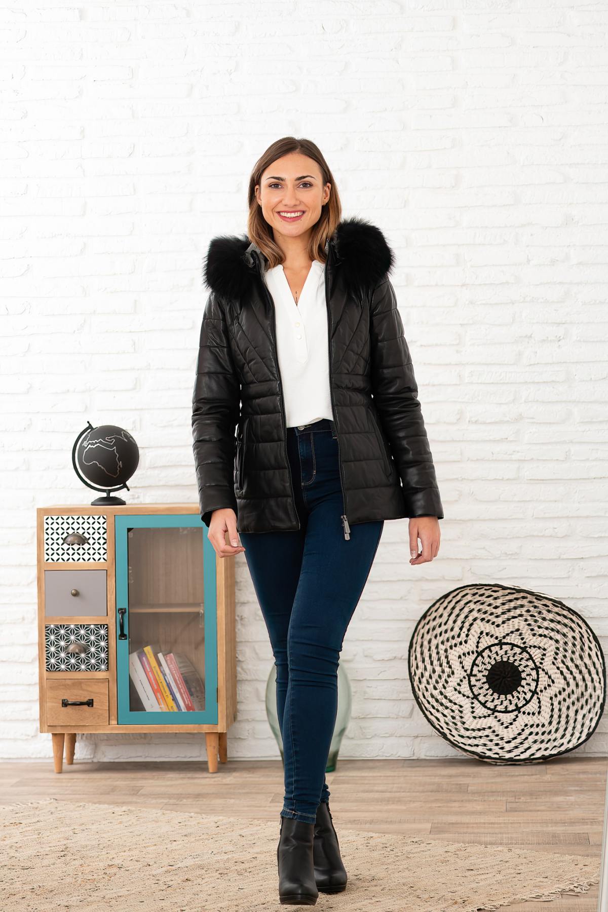 Black sheepskin leather coat, slim-fit for winter, timeless and sleek. - Image n°6