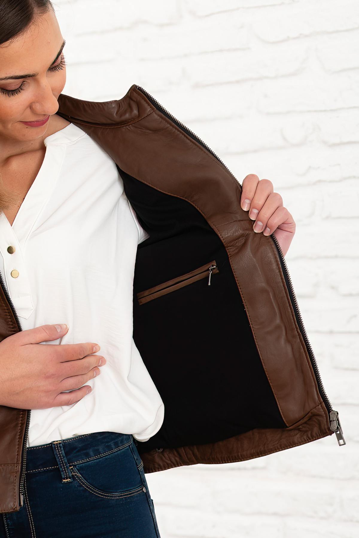 Slim-fit tobacco shearling leather jacket, timeless and elegant. - Image n°7