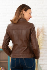 Slim-fit tobacco shearling leather jacket, timeless and elegant. - Image n°2