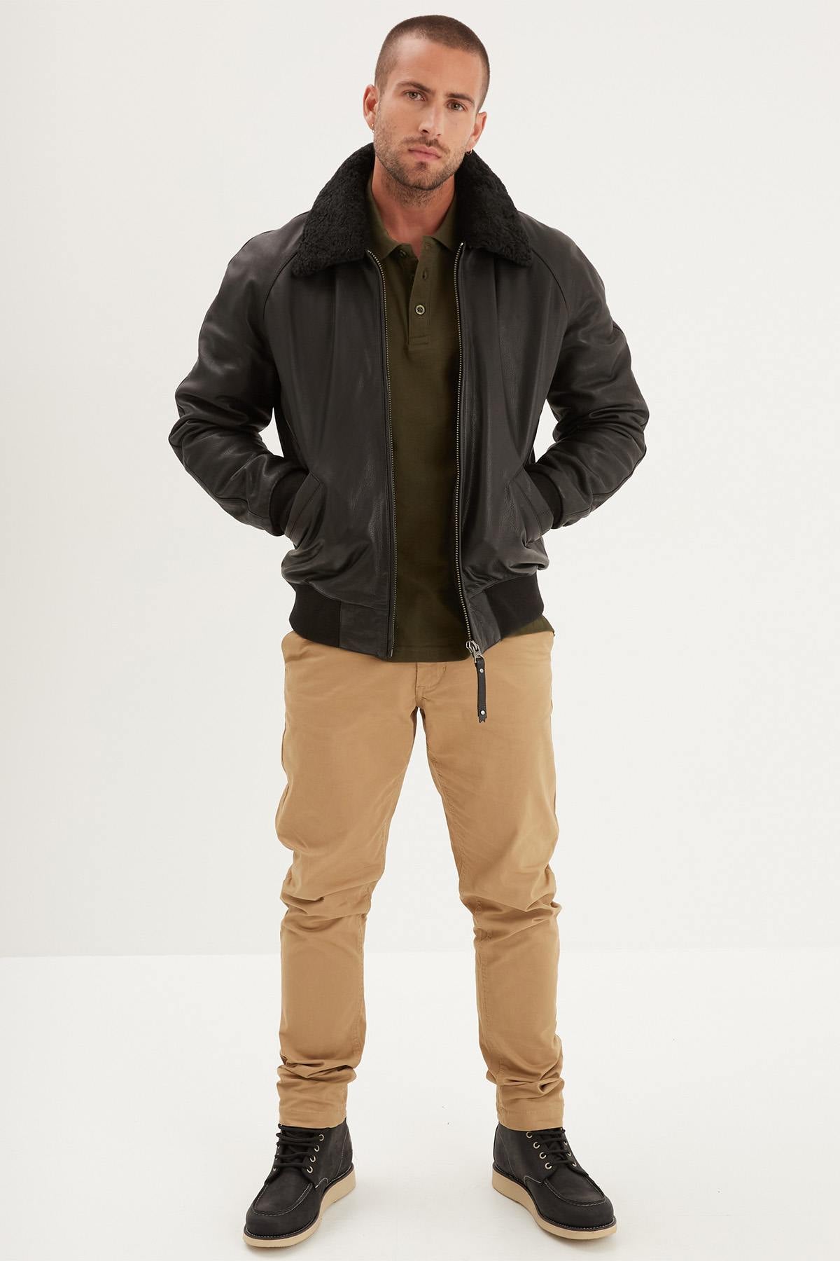Daytona's black cowhide aviator jacket. Fur collar, timeless design. - Image n°2