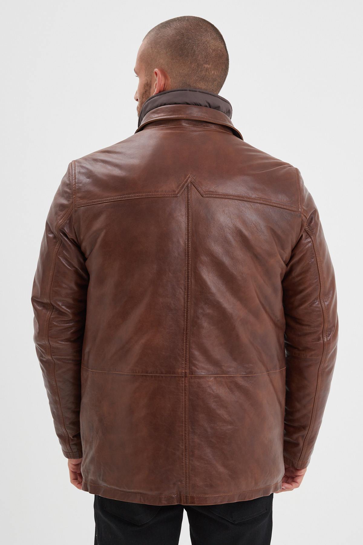 A bison-brown sheepskin jacket, mid-length with adjustable collar. - Image n°3