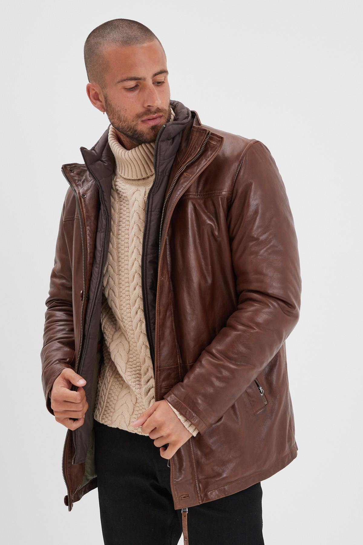 A bison-brown sheepskin jacket, mid-length with adjustable collar. - Image n°1