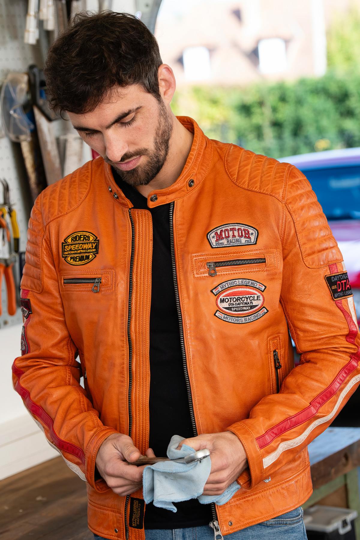 Vintage moto jacket in vegetable-tanned sheepskin, burnt orange hue. - Image n°4
