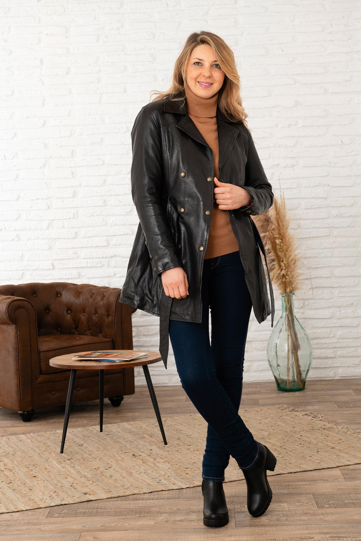 Black sheep leather coat. Slim fit, high neck, zip closure. Timeless. - Image n°2