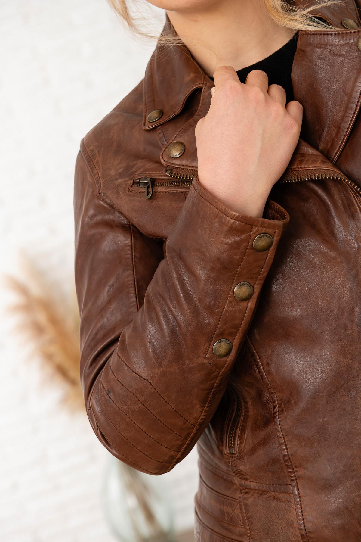 Sheep leather perfecto in bison, slim fit with rock zipped accents. - Image n°8