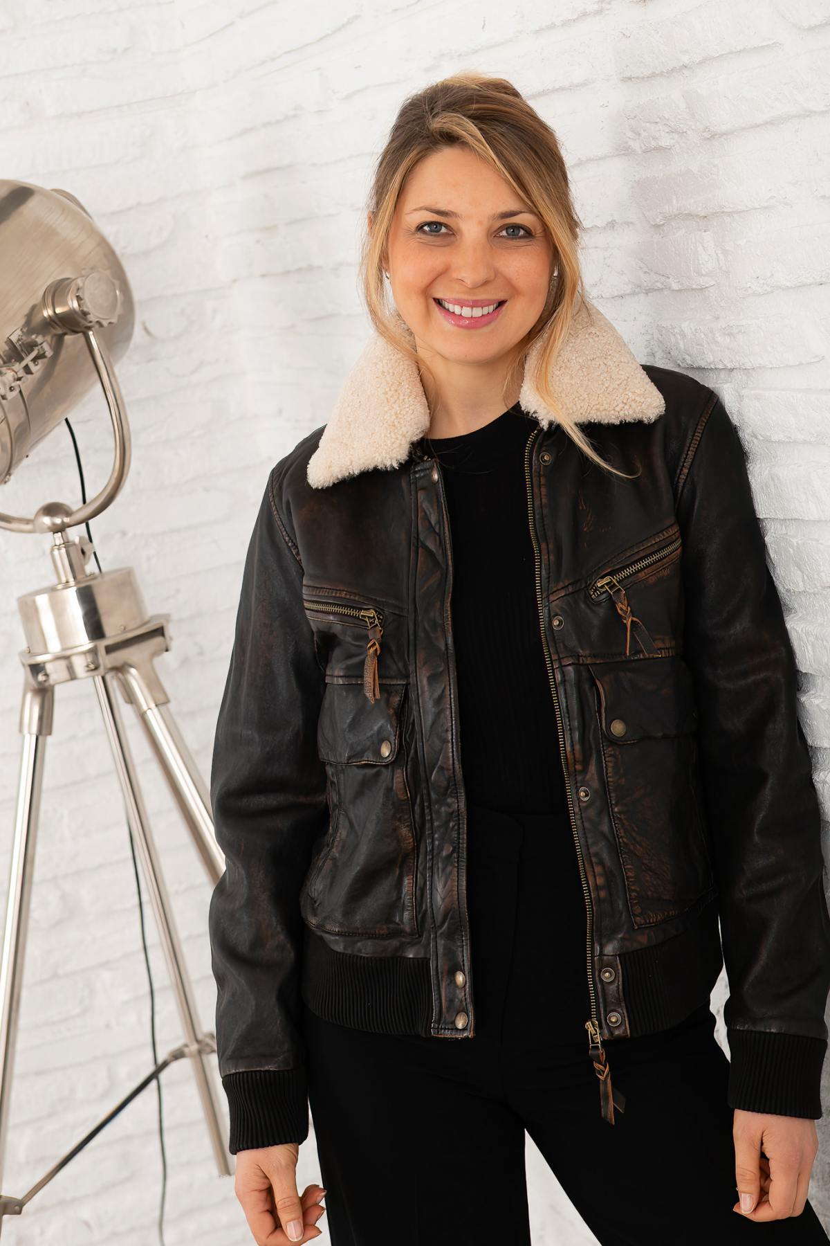 Aged black sheep leather aviator jacket with vegan fur collar. - Image n°1
