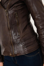 Slim-fit dark brown sheepskin perfecto for a rock-chic statement. - Image n°8