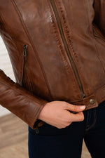 Supple sheepskin in rich bison brown, satin-finished and slim-cut. - Image n°6