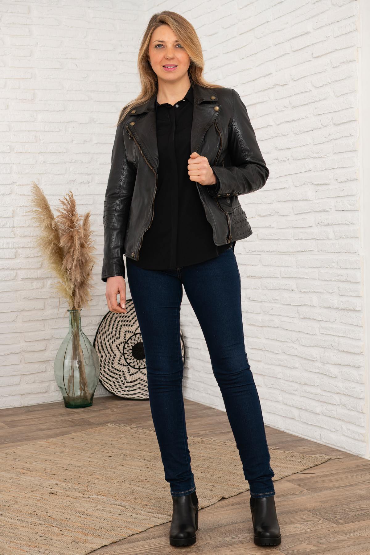 Slim black sheep leather Perfecto, rebellious yet timelessly stylish. - Image n°2