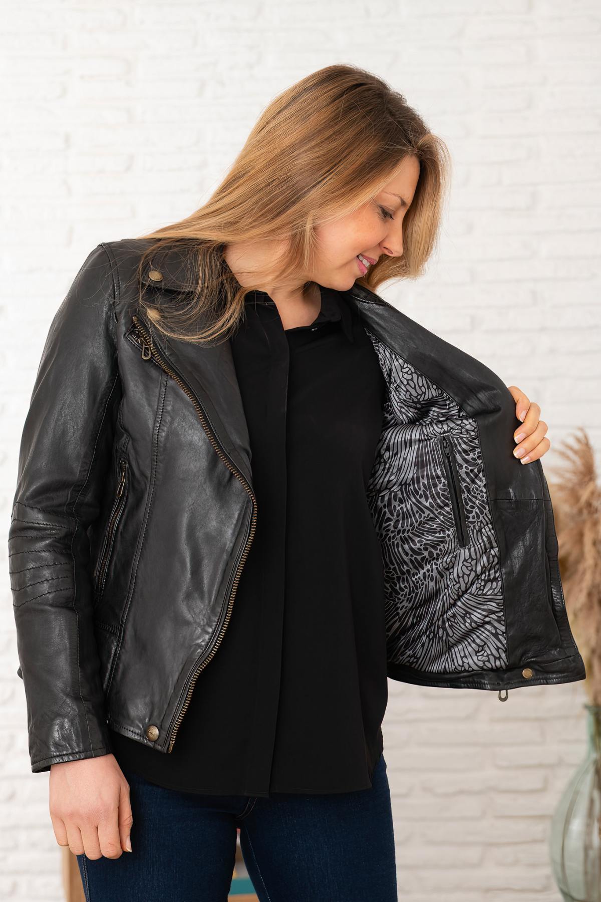 Slim black sheep leather Perfecto, rebellious yet timelessly stylish. - Image n°3
