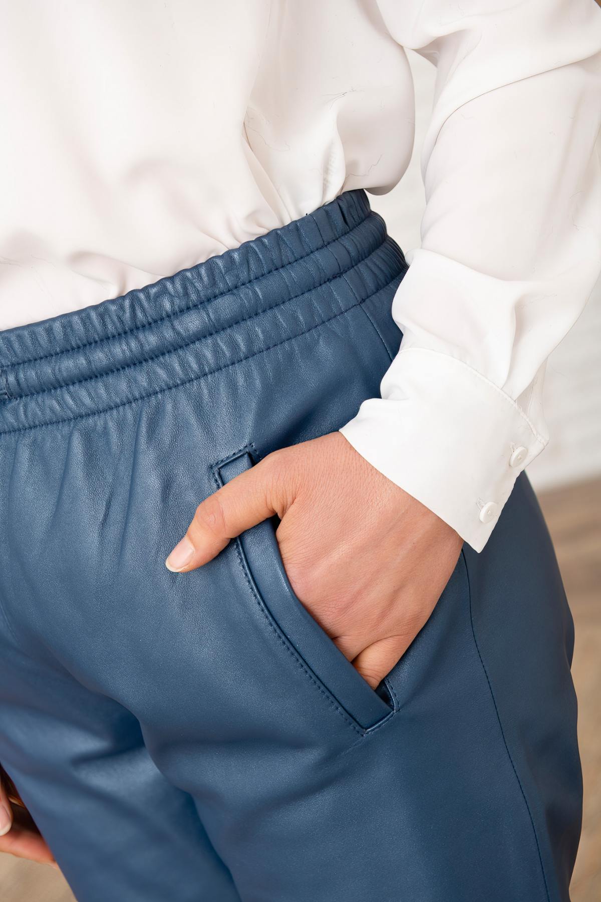 Indigo leather jogpants with metallic effect - Image n°6