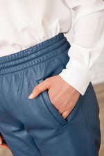 Indigo leather jogpants with metallic effect - Image n°6